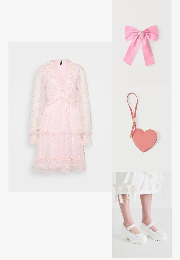 Pink blomstret kjole med lange gennemsigtige ærmer, v-udskæring, flæse detaljer og lagdelt skørt. Lavet af letvægts, tætsiddende stof.; Koi Footwear TIRA RUFFLE MARY JANES PORCELAIN DELIGHTS EDITION - Plateaupumps - white; Lyserødt stofsløjfe med to lange haler og en lille guldkron charm i midten, vist på en ensfarvet lys baggrund.; Lyserød hjerteformet lædermøntpose med håndledsrem og guldlås, mærket med lille gyldent "Furla"-tekst.