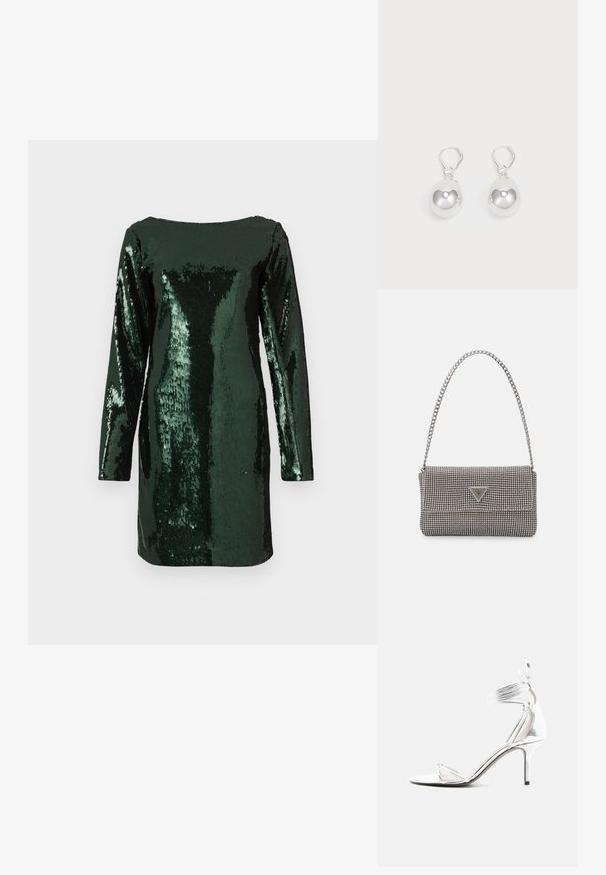 Robe en sequins verts à manches longues et décolleté carré, présentant une silhouette ajustée et une surface texturée brillante.; Sandale à talon haut argentée avec fines brides, tour de cheville et talon aiguille fin sur fond blanc uni.; Sac à main en métal gris clair avec une bandoulière en chaîne, orné de petits clous métalliques ronds et d'un logo de marque triangulaire.; Boucles d'oreilles en argent en forme de goutte avec des surfaces lisses, rondes et réfléchissantes, suspendues à des fermoirs à ressort. L'arrière-plan est blanc uni.
