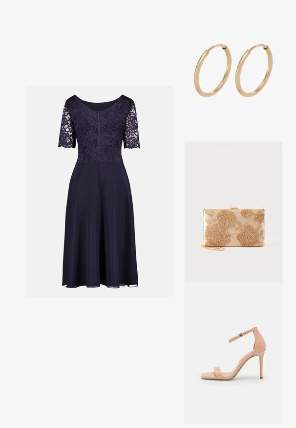 Marineblaues knielanges Kleid mit floraler Spitzenoberseite, halblangen Ärmeln, Rundhalsausschnitt und fließendem einfarbigem Rock.; Nude High Heel Sandale mit quadratischer Zehenpartie, ausgestattet mit einem einzelnen Zehenriemen und einem Knöchelriemen, der mit einer goldenen Schnalle gesichert ist. Glatte Lederoberfläche.; Rechteckige beige Clutch mit goldener Blumenstickerei und goldenem Kettenriemen vor einem einfarbigen Hintergrund.; Goldene Creolen mit einer glatten, polierten Oberfläche. Abgerundete Form, mittlere Größe, ausgestattet mit einem sicheren Verschlussmechanismus.