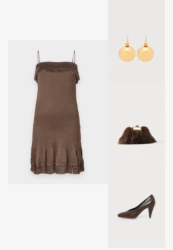 Robe marron sans manches avec une texture smockée, un bord supérieur effiloché et un volant évasé en bas. Fabriquée en tissu doux.; Chaussure à talon haut marron avec un bout pointu et un motif texturé en cuir de serpent, vue de côté sur un fond clair uni.; Pochette en fausse fourrure marron avec fermoir et chaîne dorés. Texture douce, forme triangulaire, et aspect légèrement duveteux.; Paire de boucles d'oreilles boule de Noël dorées brillantes avec fermoirs à crochet sur fond blanc uni.