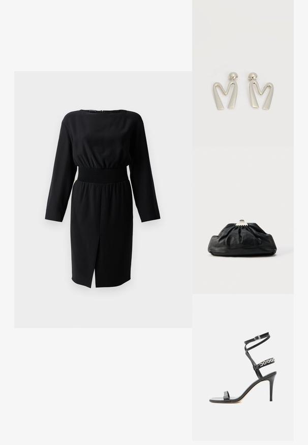 Schwarzes Langarmkleid mit Rundhalsausschnitt, elastischem Bund, strukturiertem Stoff und einem seitlichen Schlitz. Reißverschluss auf der Rückseite.; Schwarze Sandalette mit hohem Absatz, schlankem Knöchelriemen, Mittelriemen verziert mit silbernen Kettengliedern und offenem Zehendesign.; Schwarze Leder-Clutch mit geraffter Textur, Metallverschluss und dezentem, auf der Vorderseite geprägtem Logo. Abgerundete Form.; Paar silberfarbene Metallohrringe in Form des kantigen Buchstabens M mit abgerundeten Stegen auf weißem Hintergrund.