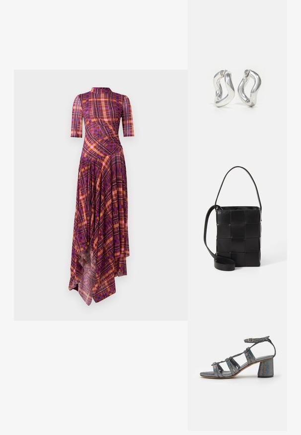 Lilla og orange ternet kjole med korte ærmer, høj hals, asymmetrisk kant og flydende plisseringer med en blanding af geometriske mønstre.; Mansur Gavriel DAY DREAM - Sandaler - glitter; Sort lædertaske med fletdesign. Rektangulær form, kort håndtag og justerbar rem. Glat tekstur med en mat finish.; Sølv øreringe i hoop-design med snoet mønster. Runde kanter og blank finish. Åbne lukninger for nem brug. Glat tekstur over det hele.