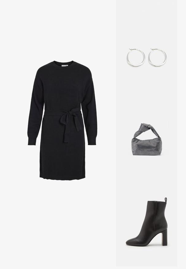 Schwarzes gestricktes Kleid mit langen Ärmeln, einem runden Ausschnitt und einem taillierten Gürtel. Verfügt über gerippte Bündchen und seitliche Schlitze am Saum.; Schwarze Leder-Stiefelette mit spitzer Zehenform, zylindrischem hohen Absatz und einer Schlaufe an der Rückseite für ein einfaches Anziehen. Glatte Textur.; Schwarz-silberne Handtasche mit einer strukturierten Oberfläche, die ein Diamantmuster aufweist, einem geknoteten Griff und einer strukturierten Form.; Silberne Creolen zeichnen sich durch ein glattes, rundes Design mit einem schlanken Profil und einem sicheren Verschluss aus. Minimalistischer Stil mit glänzender Oberfläche.