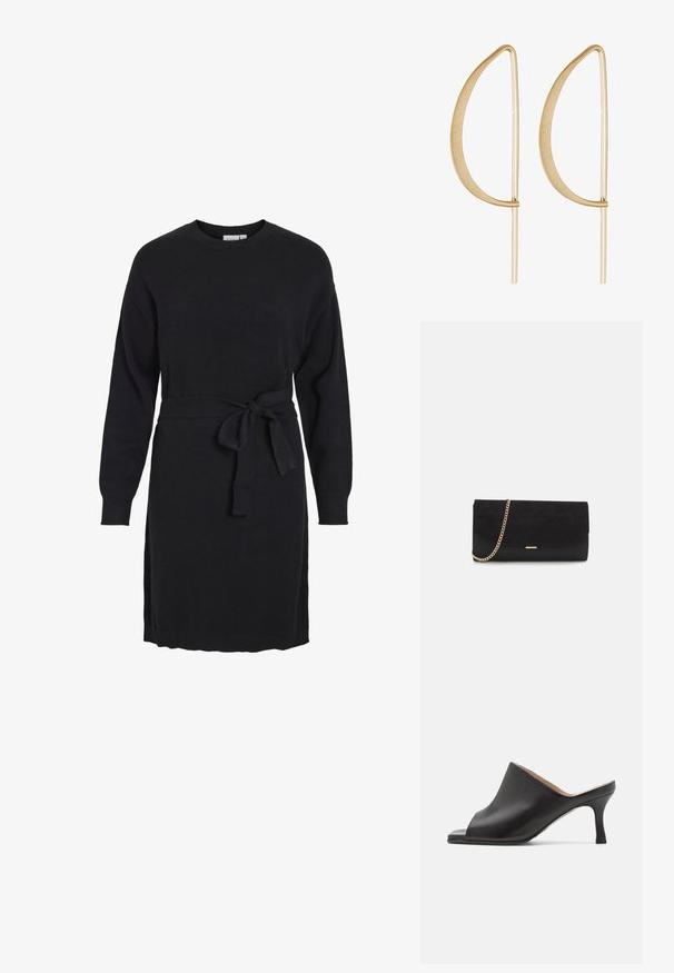 Schwarzes gestricktes Kleid mit langen Ärmeln, einem runden Ausschnitt und einem taillierten Gürtel. Verfügt über gerippte Bündchen und seitliche Schlitze am Saum.; Selected ASHLEY - Pantolette hoch - black; Schwarze Clutch aus Wildleder mit strukturierter Oberfläche, ausgestattet mit einem goldenen Kettenriemen und einem eleganten, kantigen Design.; Goldene Metallohrringe mit einer geschwungenen, länglichen Blattform. Die Oberfläche ist glatt und matt und weist dünne horizontale Akzente auf.