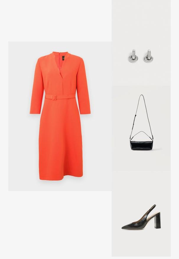 Robe orange vif avec un col en V et une taille ceinturée. Elle possède des manches longues et une fermeture éclair au dos, fabriquée dans un tissu lisse et texturé.; Chaussure slingback en cuir noir à bout pointu avec un talon bloc haut et une doublure intérieure beige sur un fond clair uni.; Sac bandoulière rectangulaire en cuir noir avec bandoulière ajustable, fermeture éclair sur le dessus et petit logo Calvin Klein doré sur le devant.; Paire de petites boucles d'oreilles créoles argentées brillantes avec une base ronde, présentées sur un fond clair uni.