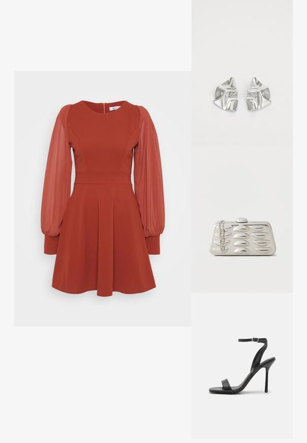 Robe rouge avec des manches courtes et bouffantes en tulle, un corsage ajusté, une jupe évasée et une fermeture éclair au dos. Fabriquée en tissu texturé avec une finition lisse.; Sandale à talons hauts noire avec une fine sangle au niveau de la cheville et deux bandes à l'avant. Fabriquée en cuir lisse avec un bout pointu élégant et un talon aiguille.; Pochette rectangulaire argentée avec motifs ovales en relief sur le devant et une chaîne argentée drapée sur un coin, sur un fond uni.; Boucles d'oreilles en métal argenté avec un design ondulé et sculptural, présentant une finition polie et des formes irrégulières, mettant en valeur une esthétique contemporaine.