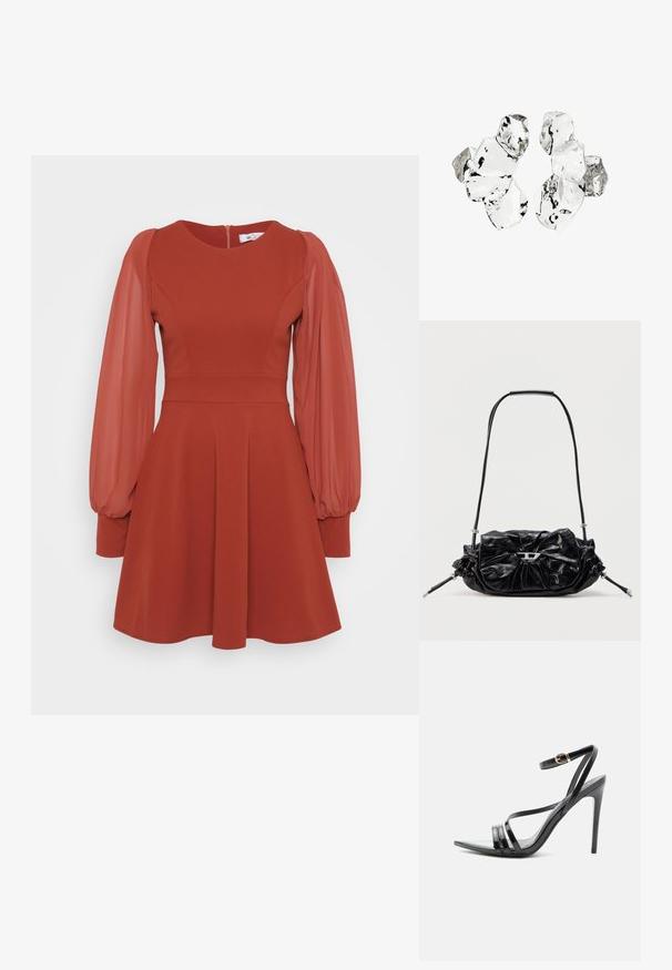 Rotes Kleid mit kurzen puffartigen durchsichtigen Ärmeln, tailliertem Oberteil, weit schwingendem Rock und einem Reißverschluss im Rücken. Hergestellt aus strukturiertem Stoff mit glatter Oberfläche.; Schwarze Sandale mit hohem Absatz und dünnen Riemen über den Zehen und am Knöchel, mit einer goldenen Schnalle an einem schlanken Stiletto-Absatz.; Schwarze Lederhandtasche mit gerafftem Design und Schleifendetail auf der Vorderseite. Verfügt über einen kurzen Griff und silberne Hardware-Akzente.; Cluster von sechs unregelmäßig geformten, transluzenten und reflektierenden glasähnlichen Stücken, angeordnet auf weißem Hintergrund.