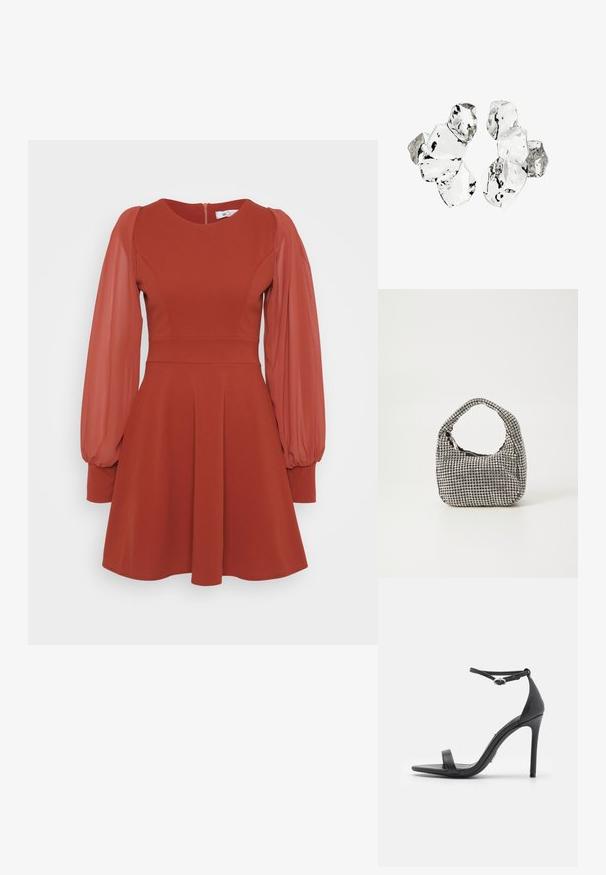 Robe rouge avec des manches courtes et bouffantes en tulle, un corsage ajusté, une jupe évasée et une fermeture éclair au dos. Fabriquée en tissu texturé avec une finition lisse.; Sandales noires à talons hauts avec un orteil ouvert, des fines lanières et une boucle à la cheville. Texture en cuir lisse avec un design de forme pointue.; Sac à main noir de forme arrondie, recouvert de petits rhinestones argentés, avec une poignée courte et une fermeture zippée sur le dessus.; Grappe de six morceaux translucides et réfléchissants de forme irrégulière, ressemblant à du verre, disposés sur un fond blanc.