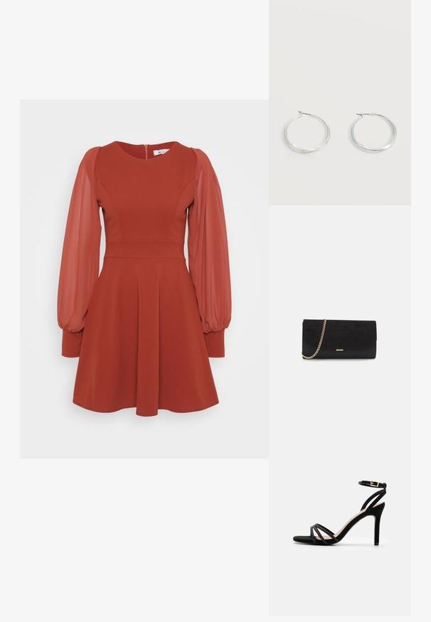 Robe rouge avec des manches courtes et bouffantes en tulle, un corsage ajusté, une jupe évasée et une fermeture éclair au dos. Fabriquée en tissu texturé avec une finition lisse.; Anna Field Sandales - black; Porte-monnaie noir en daim avec une finition texturée, doté d'une chaîne dorée et d'un design épuré et angulaire.; Boucles d’oreilles créoles en métal argenté avec une surface lisse légèrement incurvée et des fermoirs à clapet sur un fond blanc uni.