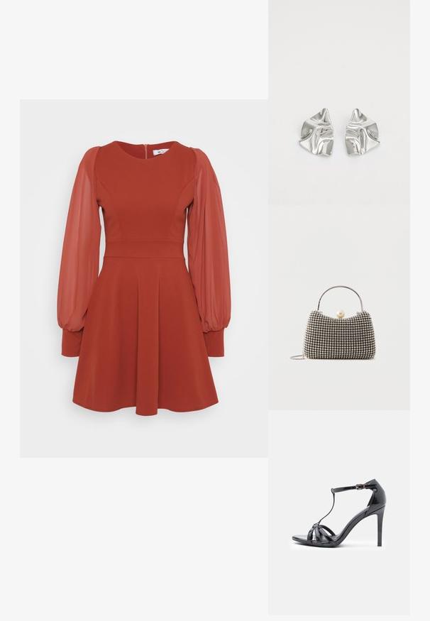 Robe rouge avec des manches courtes et bouffantes en tulle, un corsage ajusté, une jupe évasée et une fermeture éclair au dos. Fabriquée en tissu texturé avec une finition lisse.; Sandale à talons hauts en cuir verni noir avec des fines lanières, design en T, fermeture à boucle et silhouette élégante et courbée.; Petit sac à main avec motif à carreaux argenté, poignée incurvée, grande fermeture à perle et une fine bandoulière en chaîne argentée sur un fond uni.; Boucles d'oreilles en métal argenté avec un design ondulé et sculptural, présentant une finition polie et des formes irrégulières, mettant en valeur une esthétique contemporaine.