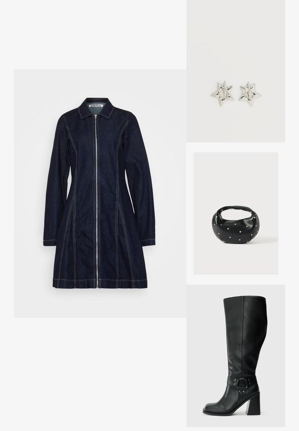 Donkerdenim jurk met een rits aan de voorkant, puntige kraag, lange mouwen en zichtbare lichte stiksels langs de naden, met een uitlopende silhouet.; Kniehoge zwarte leren laarzen met een vierkante neus, brede hak en een decoratieve band met metalen accenten rond de enkel. Gladde textuur.; Zwarte leren handtas met een afgeronde vorm, versierd met zilveren studs, en een korte handgreep. Gladde textuur en ritsluiting.; Zilverkleurige stervormige oorringen met een gladde, gepolijste afwerking op een effen witte achtergrond.