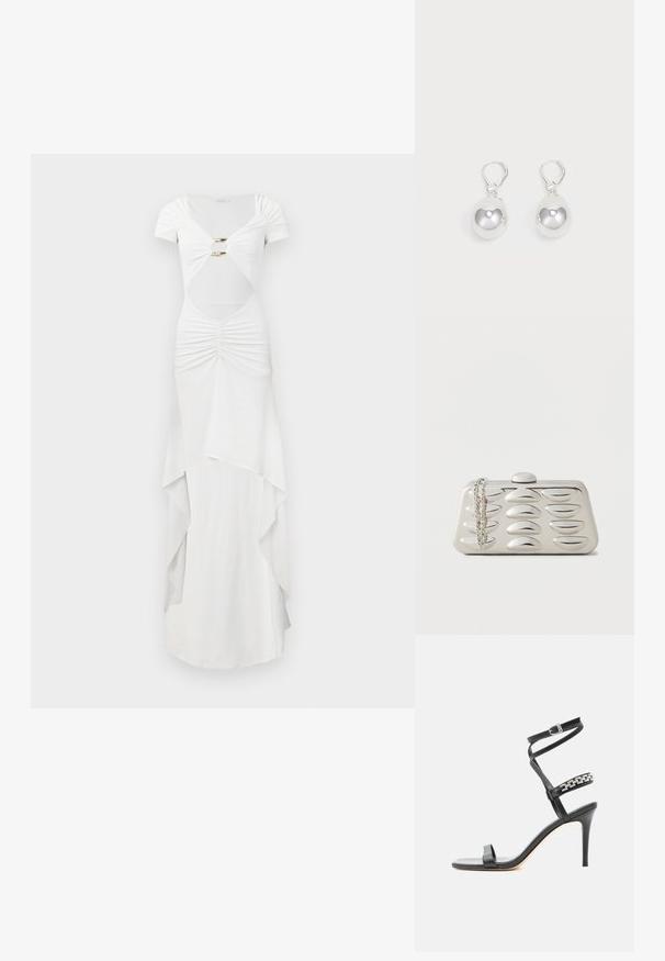 Vestido maxi blanco con mangas cortas, que presenta detalles fruncidos, cintura con corte, herrajes dorados y un diseño de falda en capas.; Sandalia negra de tacón alto con tira delgada en el tobillo, tira en la parte media del pie decorada con eslabones de cadena plateados y diseño de punta abierta.; Clutch rectangular plateado con patrones ovalados en relieve en el frente y una cadena de plata colgada sobre una esquina sobre un fondo liso.; Pendientes de plata en forma de gota con superficies redondas y reflectantes colgando de cierres de palanca. El fondo es blanco liso.