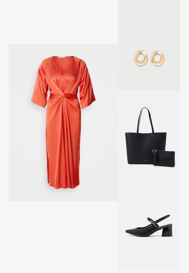 Satin oranje jurk met een diepe V-hals, brede mouwen en een voorzijde knoopdetail. De rok heeft een zijsplit voor extra detail.; Zwarte gepolijste leren slingback hakken met een spitse neus, een ronde uitsnede en een blokhak. Voorzien van een gouden gespaccent.; Zwarte totebag van gestructureerd materiaal, met twee lange handvatten en een afneembare tas met rits voorzien van een franjesdetail. Gouden merklogo zichtbaar.; Set van onregelmatig gevormde, gepolijste hoepel oorbellen van goudkleurig metaal met een open midden op een effen witte achtergrond.