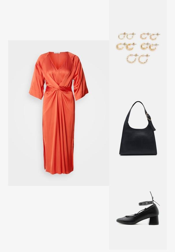 Vestido de satén naranja con un profundo escote en V, mangas anchas y un nudo en el frente. La falda tiene una abertura lateral para un detalle adicional.; Zapato negro de piel con tacón medio, punta afilada, tiras cruzadas y atadura alrededor del tobillo sobre fondo blanco.; Bolso tote de cuero negro con textura suave, cuerpo redondeado y una sola correa de hombro con un acento de hardware dorado circular.; Conjunto de pendientes color oro, que presentan diferentes formas: aros pequeños, media lunas voluminosas y acentos de cadena. Acabados lisos y texturizados.