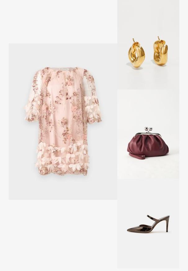 Robe légère rose clair avec applications florales 3D, fleurs brodées et ourlet festonné, manches mi-longues et encolure ronde.; Mule à talon haut marron foncé brillant à bout pointu avec une fine bride sur le coup de pied sur fond blanc uni.; Petit sac pochette en cuir bordeaux avec fermoir métallique argenté et bracelet sur fond blanc.; Boucles d'oreilles créoles en or massif avec un design tubulaire légèrement tordu et des fermoirs à tige sur un fond blanc.