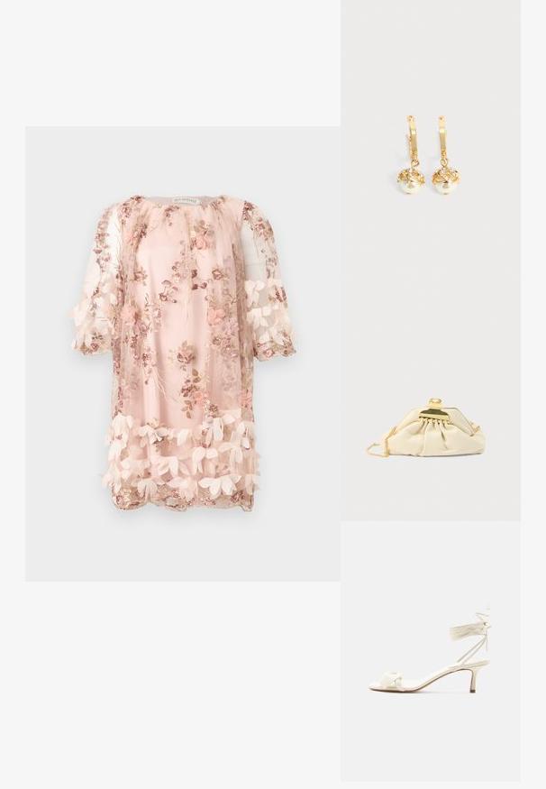 Robe légère rose clair avec applications florales 3D, fleurs brodées et ourlet festonné, manches mi-longues et encolure ronde.; Sandale à talon bas de couleur crème avec des liens à nouer autour de la cheville et une large bride torsadée sur les orteils, sur un fond blanc uni.; Pochette couleur crème en matière douce, dotée d'un fermoir doré et d'une bandoulière chaîne, avec un design froncé sur le corps.; Boucles d'oreilles créoles en or avec des perles blanches pendantes serties d'or et de petits cristaux clairs sur un fond clair uni.
