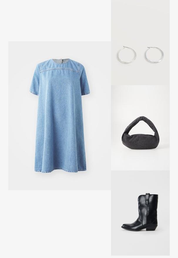Robe en denim bleu clair, à manches courtes, décolleté rond, avec une silhouette A-line ample, ornée d'un détail couture sur la poitrine.; Botte de cow-boy en cuir noir avec un bout pointu, hauteur mi-mollet, broderies décoratives et un petit talon. Dispose d'une languette pour un enfilage facile.; Sac en tissu gris foncé avec une anse courbée, texture douce et forme arrondie. Pas de matériel ou d'embellissements visibles.; Boucles d’oreilles créoles en métal argenté avec une surface lisse légèrement incurvée et des fermoirs à clapet sur un fond blanc uni.