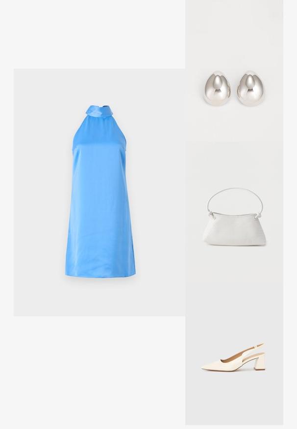 Une robe halter sans manches, bleu clair, en tissu doux, avec un col montant et des fentes sur les côtés pour faciliter les mouvements.; Escarpin slingback en cuir verni crème brillant, avec un bout pointu et un talon carré épais pour la stabilité. Design minimaliste, sans ornements.; Sac à main en cuir tressé blanc avec poignée arrondie et extrémités de lanière nouées, présenté sur un fond uni.; Boucles d'oreilles en métal argenté avec un design lisse et arrondi ressemblant à la forme d'une goutte d'eau, présentant une surface réfléchissante et une finition sans couture.