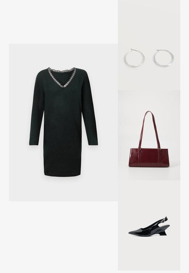 Robe en tricot noire à manches longues avec décolleté en V, ornée d'une délicate bordure en dentelle festonnée.; Chaussure slingback en cuir verni noir avec bout pointu et petit talon bloc incliné sur fond clair uni.; Sac à main bordeaux en matériau brillant, de forme rectangulaire, avec deux anses et des accents légèrement courbés à l'avant.; Boucles d’oreilles créoles en métal argenté avec une surface lisse légèrement incurvée et des fermoirs à clapet sur un fond blanc uni.