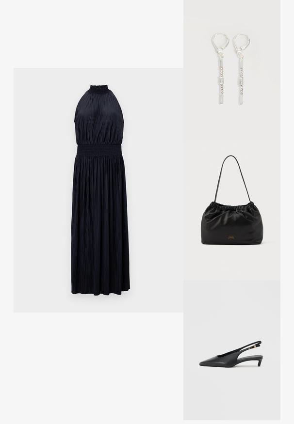 Halterneck-Kleid in Dunkelblau, mit plissiertem Stoff, gerafftem Taillenbereich und fließendem, bodenlanger Silhouette. Ganze Oberfläche mit glatter Textur.; Schwarze Slingback-Pumps mit spitzer Zehe, glatter Lederoberfläche, niedrigem Kitten-Absatz und einem Riemen mit einem metallenen Schnallenakzent.; Schwarze Lederhandtasche mit gerafftem Oberteil und einem einzigen Schulterriemen. Mit einem goldenen Logoakzent auf der Vorderseite. Weiche, glatte Textur.; Silberne hängende Ohrringe mit rechteckigen und runden klaren Kristallen in einer vertikalen Linie, gesichert durch Leverback-Verschlüsse.