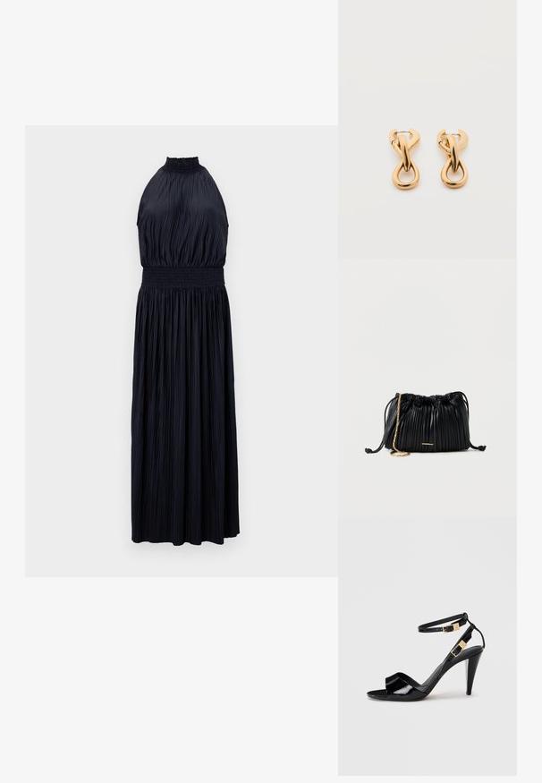 Halterneck-Kleid in Dunkelblau, mit plissiertem Stoff, gerafftem Taillenbereich und fließendem, bodenlanger Silhouette. Ganze Oberfläche mit glatter Textur.; Schwarze, lackierte High-Heeled-Sandalen mit doppelten Knöchelriemen und goldenen Schnallen, Zehen offen und schlankem, spitz zulaufendem Absatz auf neutralem Hintergrund.; Schwarze, plissierte Ledertasche mit Kordelzug, goldener Kettenriemen und kleinem, horizontalem goldfarbenem Akzent auf der Vorderseite.; Paar glänzende goldfarbene Creolen mit verschlungenem, verdrehtem Design auf schlichten weißem Hintergrund.