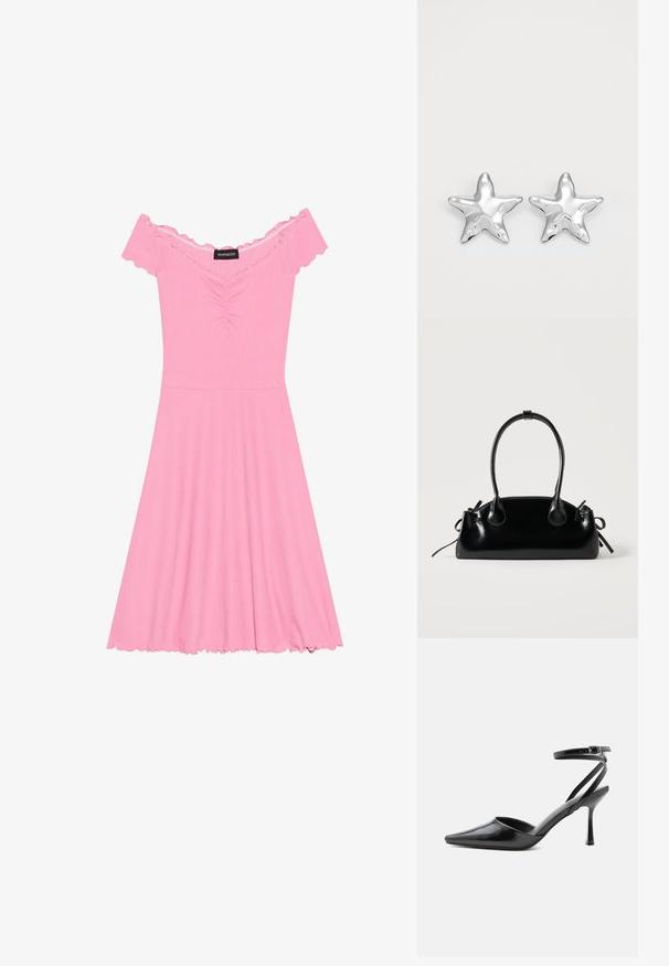 Roze off-shoulder jurk van ribstof, met een ruched lijfje, een uitlopende rok en een gerimpeld randje op de mouwen en de zoom.; Zwarte pumps met puntige neus, dunne enkelbandjes en een zilveren gesp op een effen lichte achtergrond.; Kleine zwarte glanzende handtas met twee lange hengsels en zijkant trekkoord details op een effen lichte achtergrond.; Zilveren stervormige oorbellen met een gepolijste, glanzende afwerking. Elke oorbel heeft vijf punten en subtiele textuurdetails op het oppervlak.