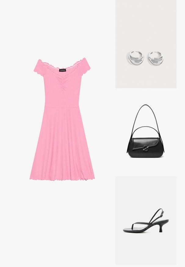 Roze off-shoulder jurk van ribstof, met een ruched lijfje, een uitlopende rok en een gerimpeld randje op de mouwen en de zoom.; Zwarte sandalen met smalle bandjes, lage kittenheel, dunne teenlus en verstelbare enkelband met zilveren gesp, op witte achtergrond.; Zwarte leren schoudertas met een gebogen klep die is bevestigd met een ronde metalen sluiting en een smalle, verstelbare band.; Paar gepolijste zilveren creooloorbellen met een gelaagd, gebogen staafontwerp op een effen lichte achtergrond.