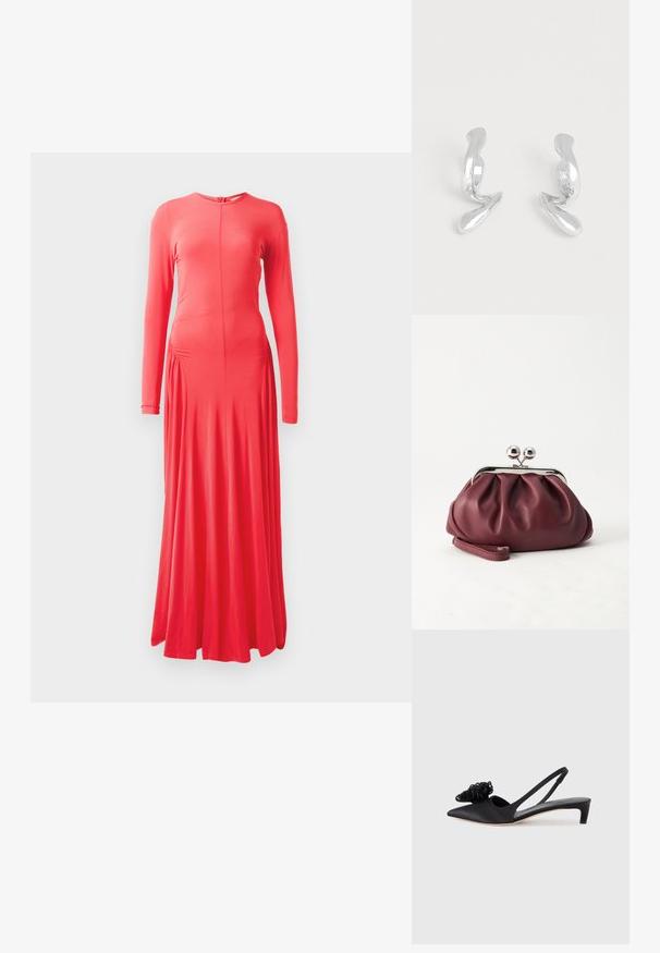 Langærmet, tætsiddende koralfarvet kjole med rund halsudskæring, detaljer med sidewrapping og en flydende nederdel. Lavet af glat, strækbart stof.; Sort satin slingback-sko med spids tå, der har en dekorativ tekstureret blomstermotiveret detalje og en lav, kittenhæl.; Lille bordeauxlæder clutch-pung med sølv metal lukning og håndledsrem på hvid baggrund.; Par skinnende sølv øreringe med abstrakt form på en ensfarvet hvid baggrund.