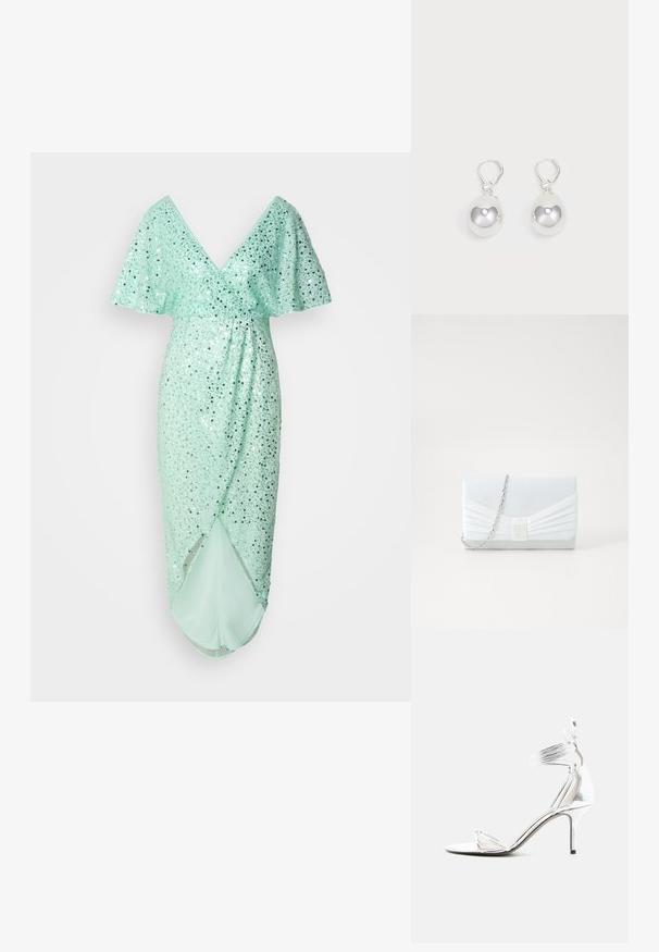 Mintgrünes Kleid mit V-Ausschnitt und leicht ausgestellten Ärmeln, verziert mit silbernen Pailletten. Hat eine drapierte Silhouette und einen seitlichen Schlitz.; Silberne High-Heel-Sandale mit dünnen Riemchen, Knöchelriemen und schlankem Stilettoabsatz auf weißem, einfarbigem Hintergrund.; Helles blaues Clutch-Täschchen mit einem plissierten Design. Verfügt über eine rechteckige Form, eine Kettenhenkel und eine glatte Textur mit einem zentralen Akzent.; Silberne Tropfenohrringe mit glatten, runden, reflektierenden Oberflächen, die an Hakenverschlüssen hängen. Der Hintergrund ist reinweiß.
