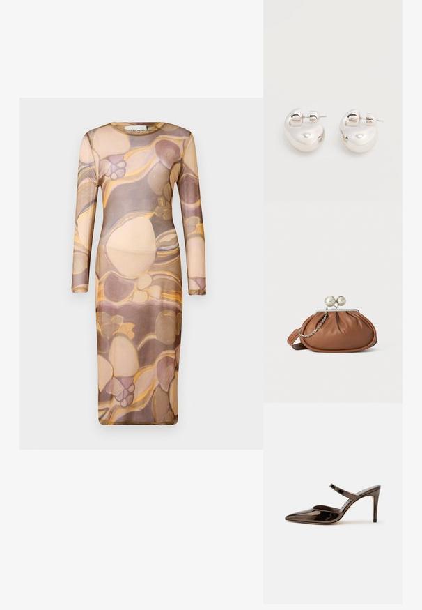 Robe à manches longues, ajustée, en tissu léger et transparent présentant un motif abstrait dans des teintes beiges, brunes et dorées.; Mule à talon haut marron foncé brillant à bout pointu avec une fine bride sur le coup de pied sur fond blanc uni.; Pochette en cuir marron avec un fermoir à boule en argent et un petit détail en chaîne argentée sur fond blanc.; Paire de boucles d'oreilles argentées brillantes et épaisses avec fermoirs à tige, sur fond blanc uni.