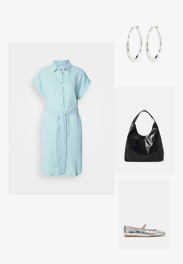 Helles blaues Leinenhemdkleid mit kurzen, aufgeschlagenen Ärmeln, durchgehender Knopfleiste und einem passenden Bindegürtel in der Taille für eine verstellbare Passform.; Silberne metallische Ballerinas mit mandelförmiger Zehenpartie, einem dünnen Riemen über den Spann und einer strukturierten Oberfläche. Flacher Absatz und minimalistisches Design.; Schwarze Leder-Hobo-Tasche mit einer weichen, glänzenden Textur und einem runden, offenen Oberteil. Verfügt über einen breiten, gebogenen Tragegurt. Keine sichtbaren Beschläge.; Silberne Creolen mit einer glatten, glänzenden Oberfläche. Kreisform, ausgestattet mit einem sicheren Verschluss. Einfaches und elegantes Design.