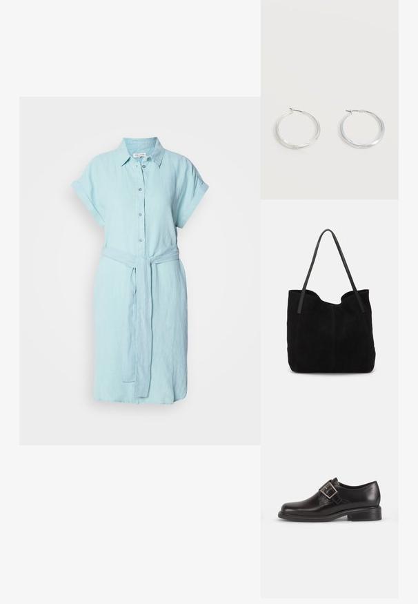 Helles blaues Leinenhemdkleid mit kurzen, aufgeschlagenen Ärmeln, durchgehender Knopfleiste und einem passenden Bindegürtel in der Taille für eine verstellbare Passform.; Schwarze Leder-Dressschuhe mit abgerundeter Zehenform, seitlichem Gürtelverschluss und strukturierter Sohle, vor einem schlichten weißen Hintergrund.; Schwarze Wildleder-Umhängetasche mit zwei langen, flachen Ledergriffen. Sie verfügt über eine gewölbte obere Kante und sichtbare Nähte auf der Vorderseite. Keine Hardware-Details.; Silberne Metallcreolen mit glatter, leicht gebogener Oberfläche und Klappverschluss vor schlicht weißem Hintergrund.