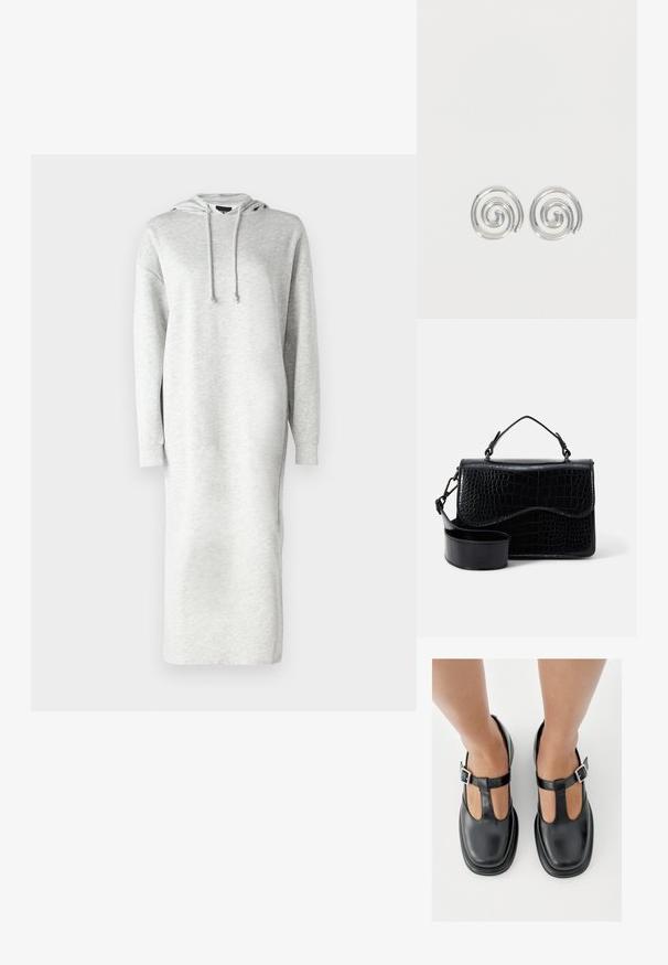 Hoodie-Kleid mit langen Ärmeln aus leicht grauem Sweatstoff, das einen lockeren Schnitt, seitliche Schlitze und eine Anpassungsschnur an der Kapuze aufweist.; Schwarze Lederschuhe mit T-Riemen-Design, geschlossenem Zehenbereich und silbernen Schnallenakzenten. Glatte Textur mit rundem Zehenbereich und flacher Sohle.; Schwarze Kunstleder-Crossbody-Tasche mit strukturiertem Krokodilmuster, einem oberen Griff und einem verstellbaren Riemen. Merkmal: gebogene Klappenverschluss.; Paar silberne Spiral-Creolen mit glattem, rundem Design auf einfachem weißem Hintergrund.