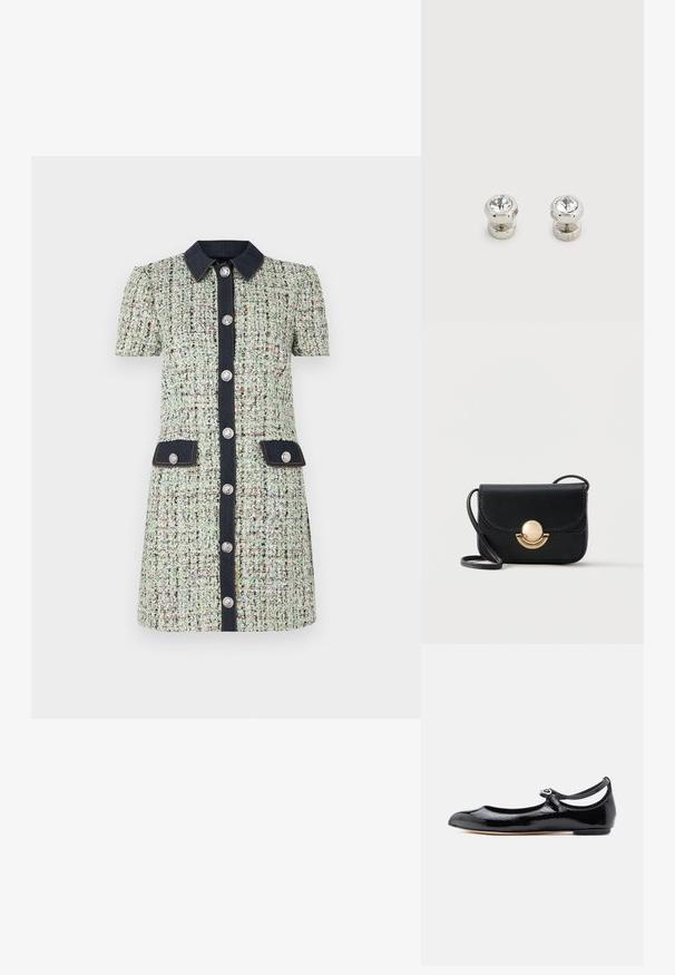Groene tweed jurk met korte pofmouwen, contrasterende denim kraag en zakken, zilveren knopen en een aansluitende snit.; Zwarte Mary Jane platte schoen van lakleer met een afgeronde neus, dunne enkelband en een kleine zilveren gesp op een witte achtergrond.; Set zilverkleurige manchetknopen met ronde, heldere kristallen erop, gepresenteerd op een effen witte achtergrond.; Zwarte leren crossbodytas met een ronde gouden gesp en een smalle band, tegen een effen lichte achtergrond.