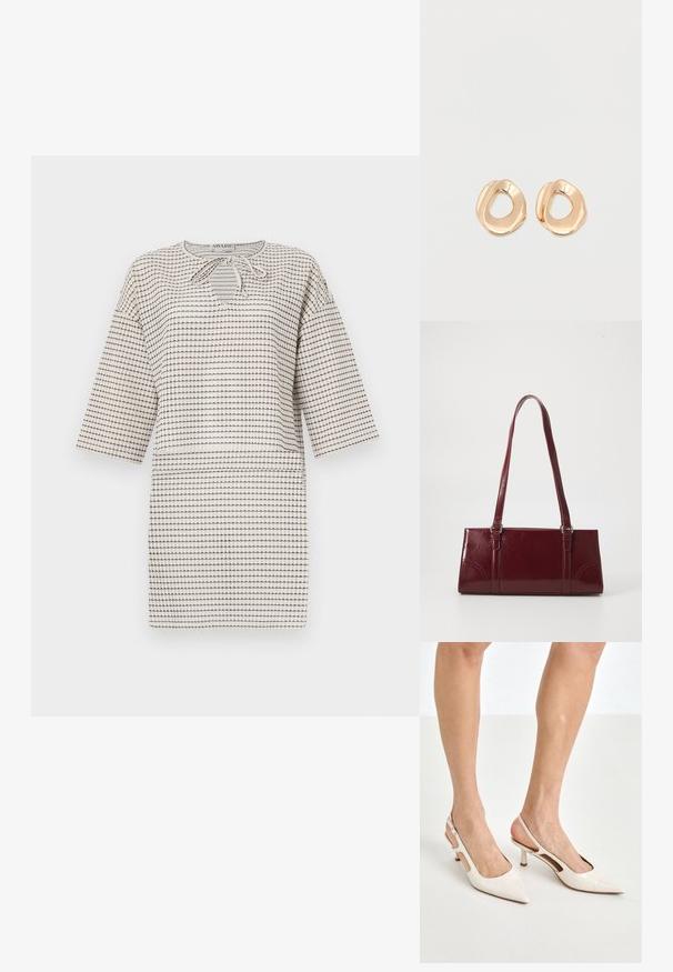 Witte jurk met zwart gestreept patroon, korte mouwen en een ronde halslijn met striksluiting. Losse pasvorm.; Beige gepatineerde leren slingback hakken met een spitze neus en een hak van 5 cm, met uitsparingen aan de zijkanten en een dunne enkelband.; Bourgondische handtas van glanzend materiaal, rechthoekige vorm, met twee schouderbanden en subtiele gebogen accenten aan de voorkant.; Set van onregelmatig gevormde, gepolijste hoepel oorbellen van goudkleurig metaal met een open midden op een effen witte achtergrond.