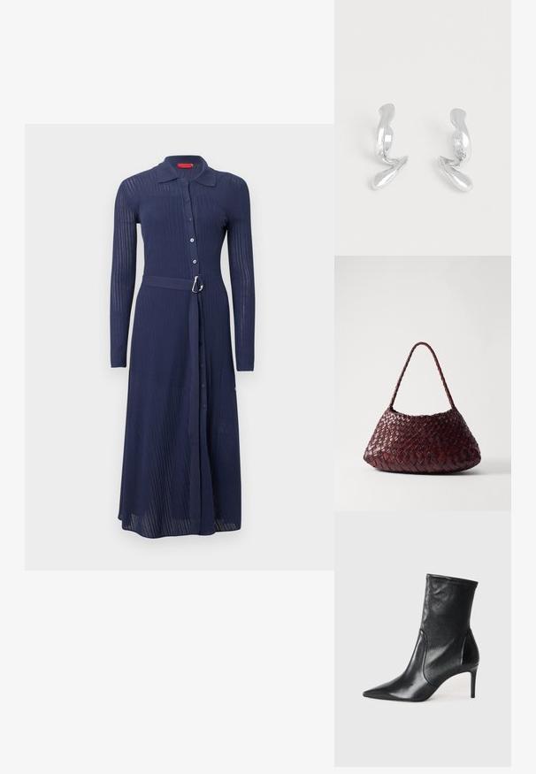 Robe bleu marine côtelée avec manches longues, fermeture à boutons sur le devant et taille ceinturée avec une boucle argentée. Elle comporte un col et une coupe longue jusqu'aux chevilles.; Bottes noires à la cheville en cuir lisse, dotées d'un bout pointu, d'un tige ajustée et d'un talon haut fin. Design minimaliste sans quincaillerie visible.; DRAGON DIFFUSION ROSANNA - Sac à main - bruciato; Paire de boucles d'oreilles en métal argenté brillant de forme abstraite sur un fond blanc uni.
