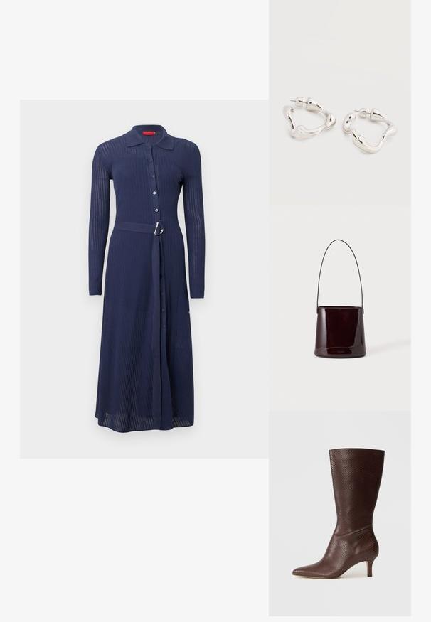 Robe bleu marine côtelée avec manches longues, fermeture à boutons sur le devant et taille ceinturée avec une boucle argentée. Elle comporte un col et une coupe longue jusqu'aux chevilles.; Bottine marron en simili cuir avec un bout pointu, un imprimé serpent texturé et un talon de 5 cm, présentant un design élégant et épuré.; Sac seau brun foncé brillant avec une longue sangle fine et des coutures visibles minimales sur un fond clair.; Boucles d'oreilles créoles en métal argenté de forme irrégulière avec fermoirs à tige, posées sur une surface blanche unie.