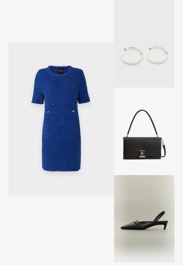 Robe bleue à manches courtes, longueur genou, faite d'un tissu texturé, avec des accents dorés à la taille et un col rond.; Escarpin slingback en cuir noir avec talon kitten, bout pointu et petite boucle dorée sur un fond uni.; Sac à main en cuir noir texturé avec une poignée supérieure, un fermoir doré présentant un logo TH entrelacé, et une bandoulière détachable.; Boucles d'oreilles demi-cercles ton argent avec texture striée et fermoirs à pression sur fond blanc.