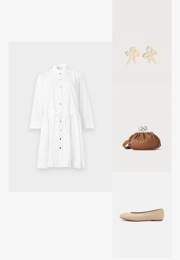 Hvid skjortekjole med mandarin-krave, lange ærmer, indsnævret talje med bånd og kontrasterende sorte knapper langs forsiden.; Beige læder balletflade med afrundet tå, minimal sømdetaljering, lav hæl og subtilt logo på bagsiden. Glat, mat tekstur.; Brun læder clutch-pung med sølv kugleklap og en lille sølv kædedetalje på en hvid baggrund.; Perleøreringe med et delikat design, der kombinerer små og mellemstore perler i cremefarve og har en sløjfeform.