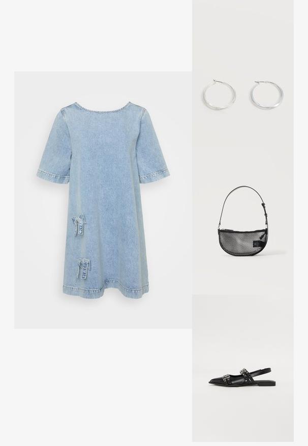 Svetlomodré džínové šaty s krátkymi rukávmi, okrúhlym výstrihom a dvoma nášivkami vpredu. Majú roztrhnuté okraje a voľný strih.; Even&Odd by Zalando Balerínky na šnúrky - black; Čierna sieťovaná polmesiacová taška s krátkym nastaviteľným koženým remienkom a zipsom na jednoduchom svetlom pozadí.; Strieborné kovové kruhové náušnice s hladkým, mierne zakriveným povrchom a zapínaním na poistku na jednoduchom bielom pozadí.