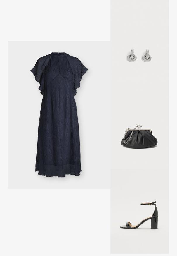 Robe midi bleu marine texturée avec manches volantées, col montant et ourlet légèrement évasé, présentée sur fond blanc.; Sandale à talon haut en cuir verni noir avec bride à la cheville et boucle dorée, bout ouvert et talon bloc sur fond blanc.; Porte-monnaie en cuir noir avec texture froncée, cadre en métal argenté, fermeture à verrouillage kiss-lock et bandoulière en chaîne. Surface lisse et douce.; Paire de petites boucles d'oreilles créoles argentées brillantes avec une base ronde, présentées sur un fond clair uni.