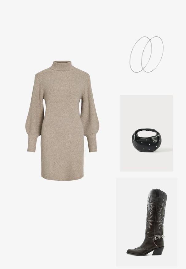 Beige ribstrikket sweaterkjole med høj hals og ballonærmer, med en blød tekstur og længde til midt på låret.; Sort læder cowboystøvle med dekorative udskæringer, sølvspænde og skrå hæl, vist på hvid baggrund.; Sort læderhåndtaske med en rundet form, dekoreret med sølvnitter, og et kort håndtag. Glat tekstur og lynlåslukning.; Sølvøreringe med et minimalistisk design. Cirkulær form, glat tekstur og tynd profil. Letvægtige med en poleret overflade.