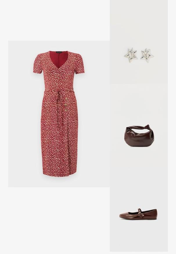 Robe midi rouge avec des taches blanches abstraites, manches courtes, décolleté en V, ceinture à la taille et trois boutons en bois sur le côté gauche.; Ballerine en cuir verni marron avec un bout carré et une lanière ornée d'une petite boucle dorée. Texture lisse, talon bas et design minimaliste.; Sac bandoulière en cuir marron foncé avec une forme souple et décontractée et une anse nouée torsadée sur un fond blanc uni.; Boucles d’oreilles créoles en forme d’étoile argentée avec une finition lisse et polie sur un fond blanc uni.