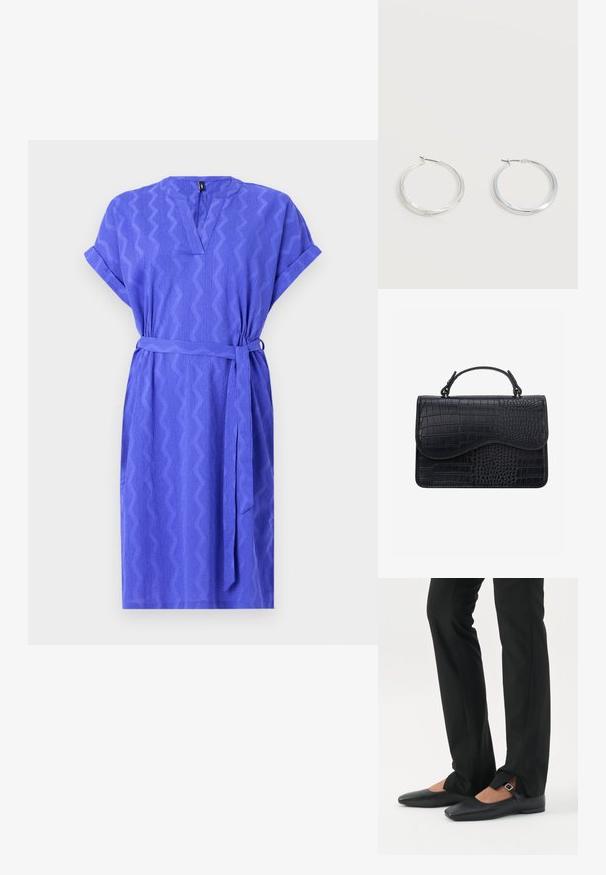 Robe à manches courtes, longueur genoux, de couleur violet vif, avec des motifs en zigzag, un col en V et une ceinture assortie à la taille. Tissu texturé.; Jambes vêtues d’un pantalon slim noir avec des fentes à l’avant de l’ourlet, assorties à des chaussures plates Mary Jane noires avec une petite bride à boucle.; Sac à main en cuir noir avec texture crocodile, forme rectangulaire, rabat incurvé et poignée courte sur le dessus.; Boucles d’oreilles créoles en métal argenté avec une surface lisse légèrement incurvée et des fermoirs à clapet sur un fond blanc uni.