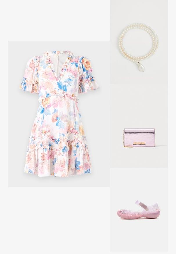 Bloemige jurk met een witte basis, voorzien van roze, blauwe en gele bloemen. Rimpelaccenten bij de mouwen en zoom, v-hals, en een getailleerde taille.; Roze doorschijnende Mary Jane kinderschoen met bloemvormige uitsparingen en decoratieve bloemaccenten op de neus en hiel, met een klittenbandsluiting.; Metallic roze Love Moschino clutch tas met een gouden kettingriem en gouden logotekst aan de voorkant.; éliou PAHANA CHOKER - Ketting - white