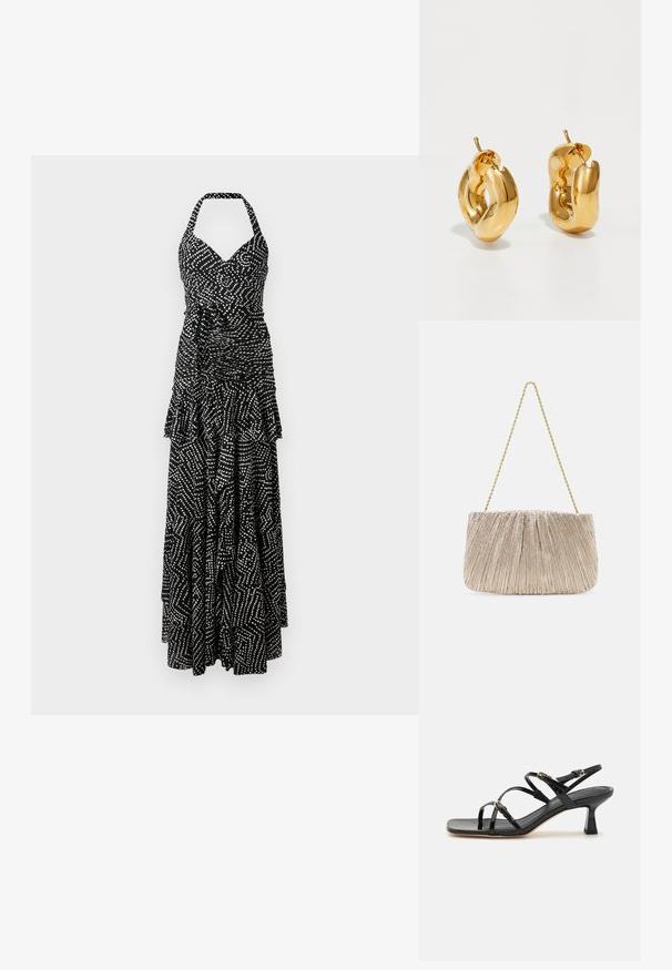 Vestido maxi en blanco y negro con escote halter, cuerpo fruncido, dobladillo de capas con volantes y un patrón geométrico de puntos y líneas.; Sandalias de charol negro con tiras, punta cuadrada y un bajo tacón en bloque. Presenta herrajes en tono dorado y correas en el tobillo ajustables.; Bolso de mano de tejido metálico plisado con cadena dorada, forma rectangular suave, color beige claro, superficie texturizada y detalles fruncidos.; Pendientes de aro grueso en oro con un diseño tubular ligeramente retorcido y cierre de presión, sobre un fondo blanco.