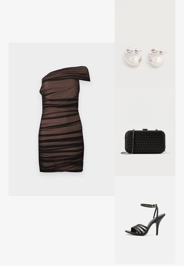 Enskulder, gennemsigtig sort bodycon kjole med horisontale rynkede striber og en tætsiddende silhuet.; Sort stiletto sandal med remme, en slank ankelrem, åben tå og en glat finish. Har en slank hæl og et tekstureret remdesign.; Sort vævet clutch i rektangulær form, kædestrop, struktureret overflade og metalspænde-lukning.; Par af skinnende sølv store øreringe med lukning på bagsiden mod en ensfarvet hvid baggrund.