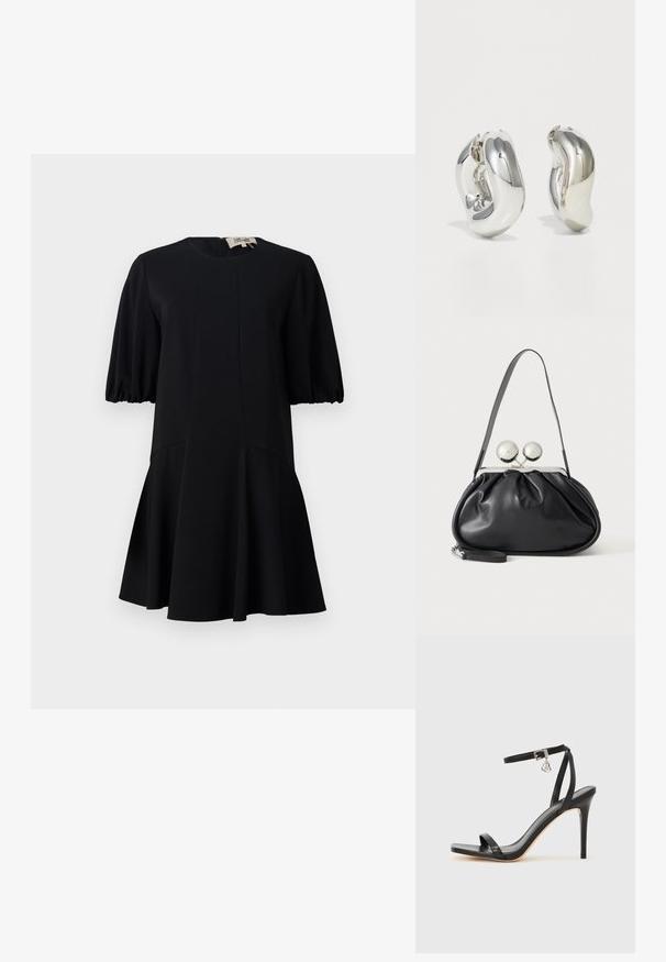 Vestido negro con un escote redondo, mangas cortas abullonadas y una falda acampanada. Fabricado en un tejido suave con detalles de costura.; Sandalia de tacón alto negra con una estrecha correa en el tobillo, punta cuadrada, material de cuero liso y detalle de hebilla metálica.; Bolso de mano de cuero negro con diseño fruncido, una sola correa, marco metálico plateado y dos cierres grandes redondos de plata.; Pendientes escultóricos de plata con formas suaves y curvas y superficies reflectantes. Presentan un diseño de aro cerrado y una forma orgánica distintiva.