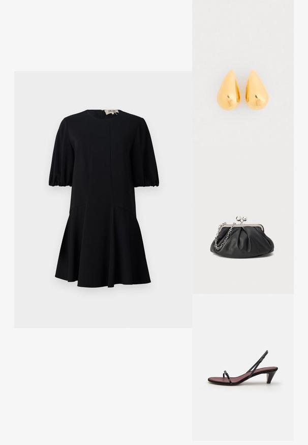 Zwart jurk met een ronde halslijn, korte puffmouwen en een uitlopende rok. Gemaakt van een soepel materiaal met naaddetails.; Zwarte haksandalen met dunne banden en een kleine decoratieve gesp. De binnenzool heeft een contrasterende bordeauxrode kleur en de hak is slank en conisch.; Zwarte leren clutch met geplooide textuur, zilverkleurig metalen frame, drukknopsluiting en kettingriem. Glad, zacht oppervlak.; Gouden druppelvormige oorbellen met een gladde, gepolijste oppervlakte en ronde onderkanten, die het licht weerkaatsen met een glanzende afwerking.