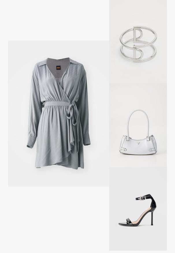 Vestido envolvente gris hecho de una tela suave, con mangas largas, una cintura ceñida y un dobladillo asimétrico fluido. Incluye cuello y un cinturón de lazo.; Sandalia de tacón alto en piel sintética negra con correa en el tobillo. Presenta un diseño minimalista, punta abierta y una hebilla con detalles de pedrería.; Bolso de mano plateado con un diseño estructurado, que cuenta con dos asas, textura brillante, herrajes de acento y un logo triangular en la parte frontal.; Brazalete de metal plateado con un diseño de doble lazo, acabado liso y brillante, y un acento geométrico minimalista.
